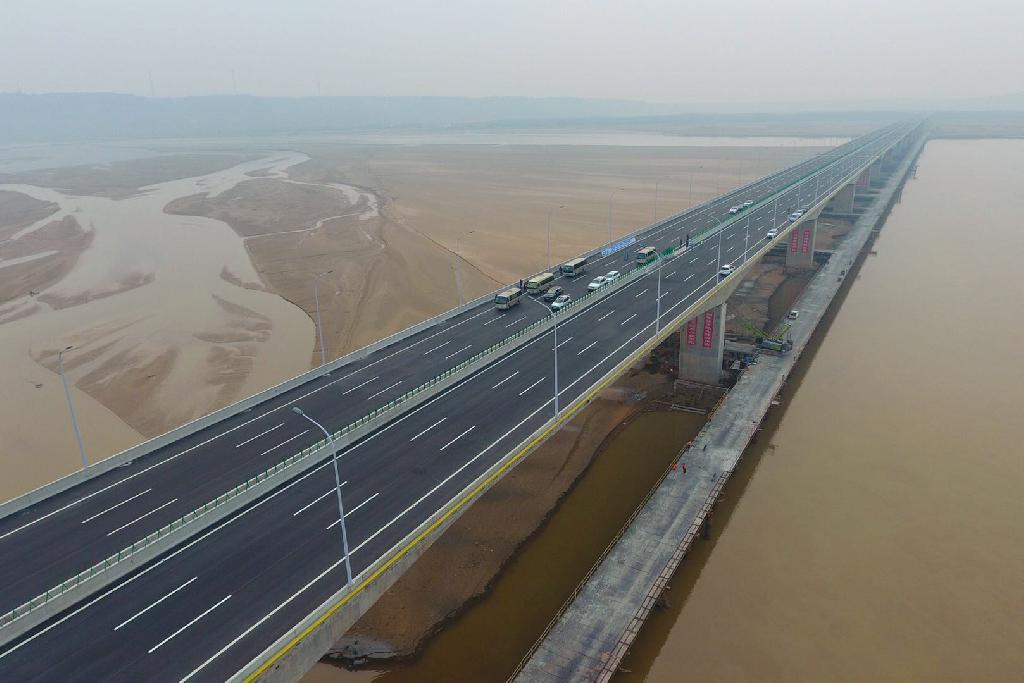 今天上午10時(shí)，國道234焦作至滎陽黃河大橋(簡稱：焦鄭黃河大橋)及連接線項(xiàng)目正式通車。